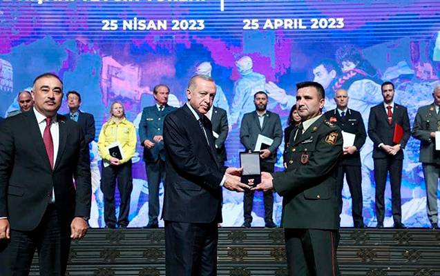Ərdoğan azərbaycanlı polkovniki mükafatlandırdı - FOTO