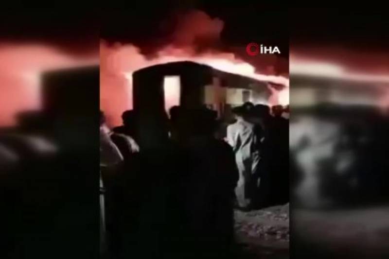 Pakistanda qatarda YANĞIN – Ölənlər var (VİDEO)