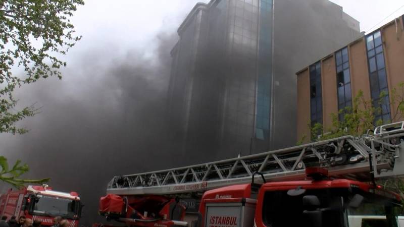 İstanbulda 11 mərtəbəli binada yanğın - FOTO