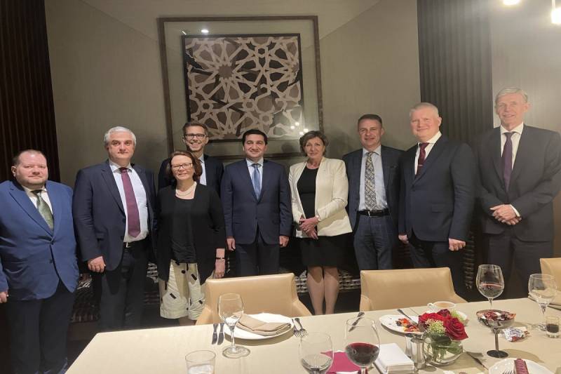 Hikmət Hacıyev Baltikyanı ölkələrin səfirləri ilə görüşdü
