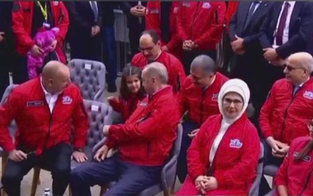 İlham Əliyev “TEKNOFEST”də öz yerini uşağa verdi - VİDEO