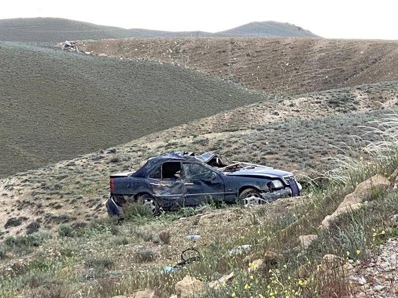 Bakı-Şamaxı yolunda ağır qəza: \"Mercedes\" yolun kənarına yuvarlandı - FOTO