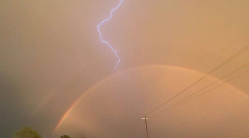 Gözlənilməz təbiət hadisəsi: Göy qurşağını ildırım vurdu - VİDEO