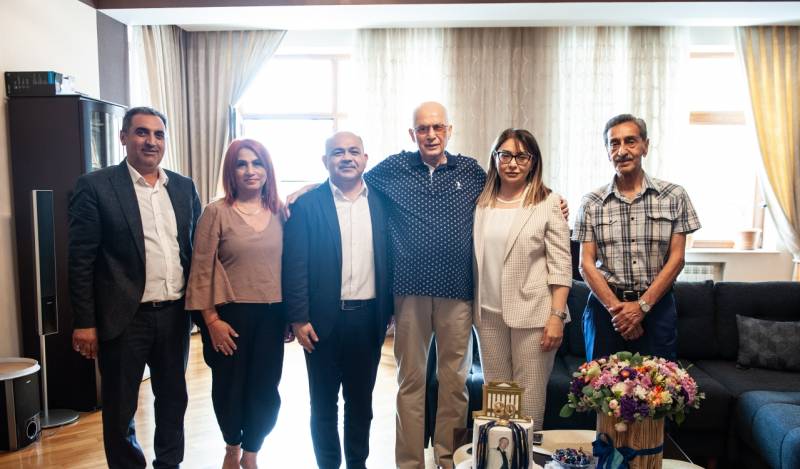 Teatr rəhbərliyi Xalq artisti Ramiz Məliki 80 illik yubileyi münasibətilə təbrik etdi - FOTO