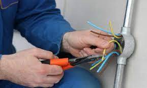 Kamera quraşdıran ustanı elektrik cərəyanı vuraraq öldürdü