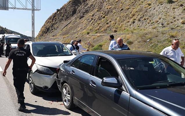 Kılıçdaroğlunun maşın karvanında zəncirvari qəza - Yaralılar var