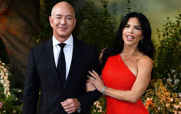 Ceff Bezos 500 milyonluq yaxtasında parti etdi
