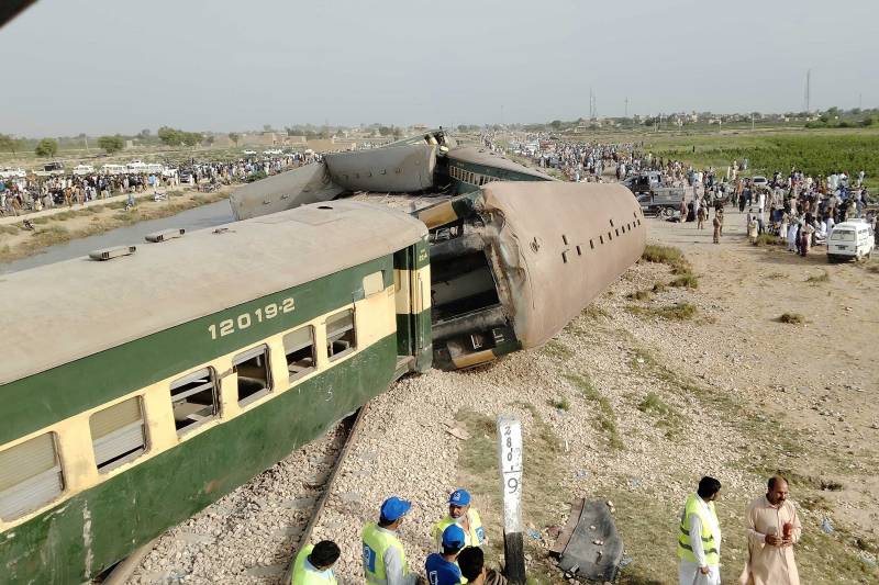 Pakistanda qatar qəzasında 30 nəfər həyatını itirdi