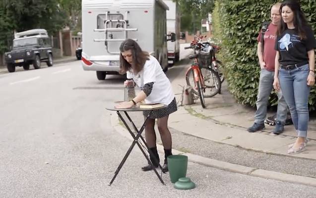 İranlı qadın Danimarkada “Quran”ı cırdı