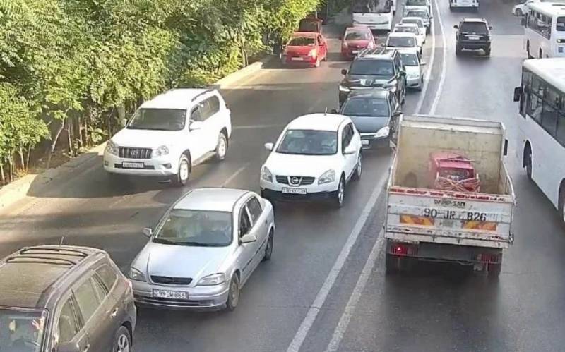 Bakının bir sıra yollarında tıxac yarandı - SİYAHI