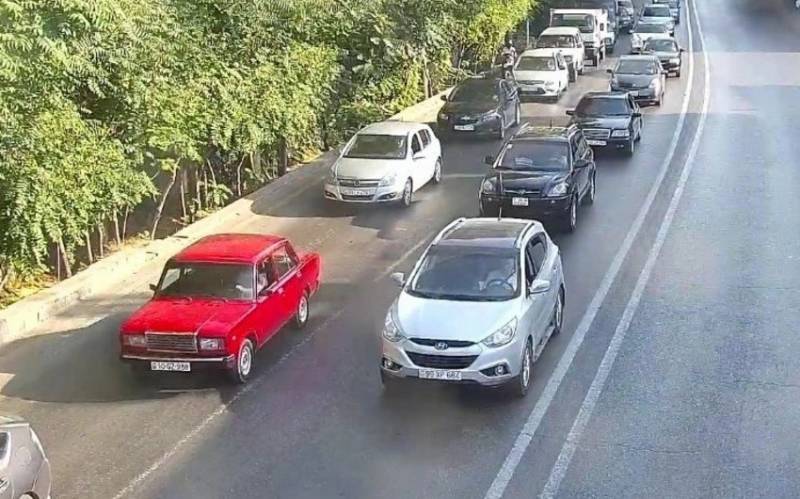 Bakının bir sıra yollarında tıxac yaranıb - SİYAHI