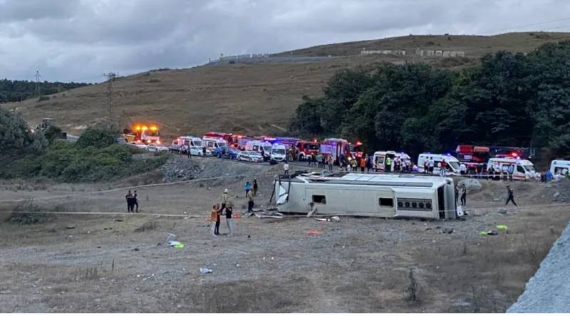 İstanbulda avtobus aşdı - Yaralılar var