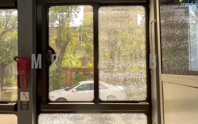 İrəvanda sərnişin avtobusu atəşə tutuldu