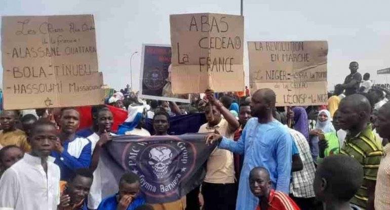 Nigeriyada Fransaya qarşı etiraz aksiyası keçirildi