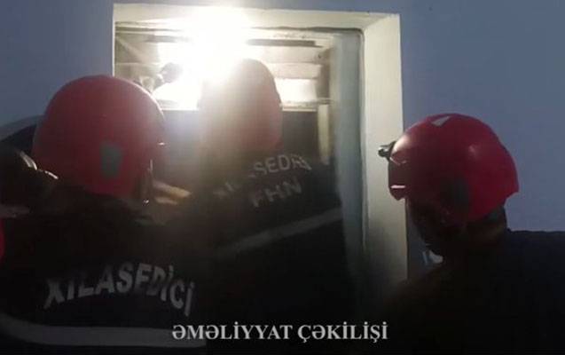 Liftdə qalan uşaqlar belə çıxarıldı - VİDEO