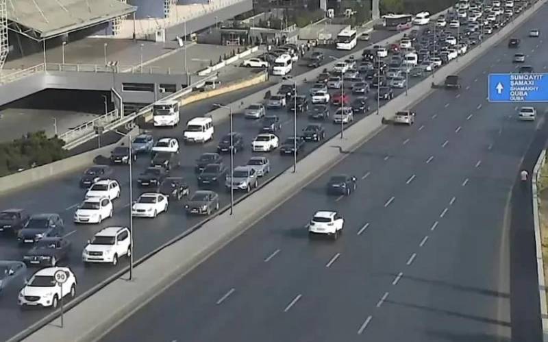 Bakının bir sıra yollarında tıxac yaranıb - SİYAHI
