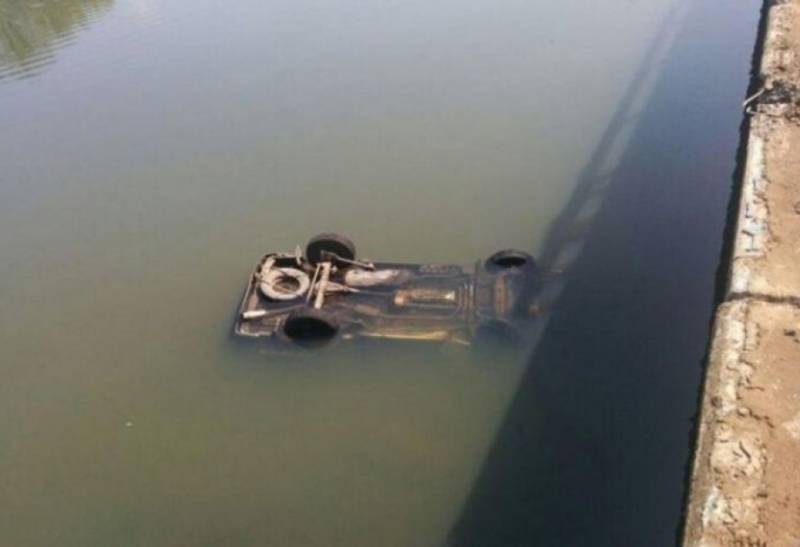 Azərbaycanda avtomobil çaya düşdü - Xəsarət alan var