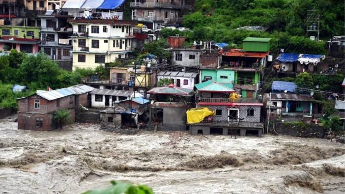 Hindistanda daşqın və torpaq sürüşmələrində ölənlərin sayı 67-yə çatdı