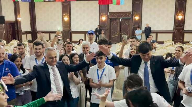 Məmurların gənclərlə rəqsi maraqla qarşılandı - VİDEO