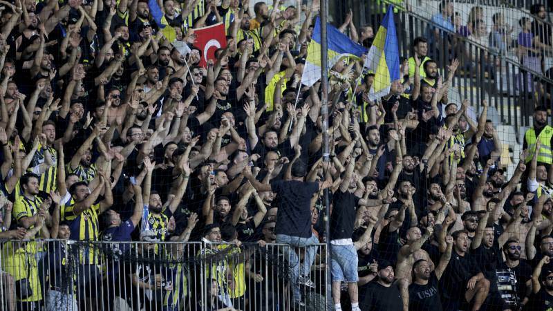Maribor-Fənərbaxça matçında DAVA: Türk tərəfdarlara bibər qazı atıldı - VİDEO