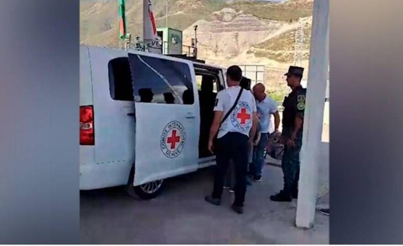 Mülki ermənilərin Laçın postundan sərbəst keçidinə şərait yaradıldı - VİDEO