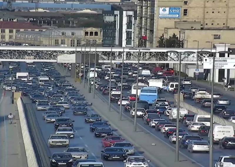 Paytaxtın bu yollarında sıxlıq var - SİYAHI