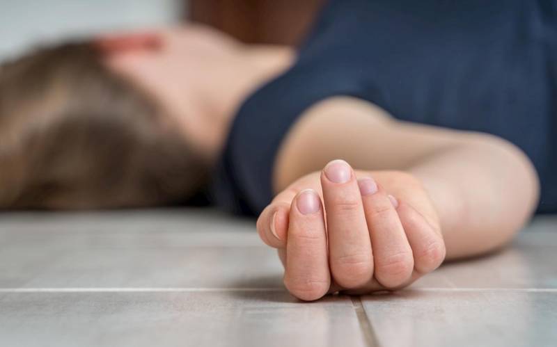 16 yaşlı oğlan anasını öldürdü - 11 yaşlı qardaşını yaraladı