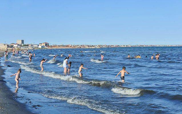 Türkiyəli iş adamı Bakıda qızını boğulmaqdan xilas etdi - Özü öldü
