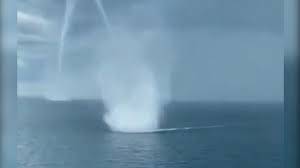 Dəniz üzərində eyni vaxtda yaranan iki tornado - VİDEO