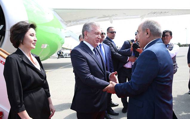 Şavkat Mirziyoyev Azərbaycana gəldi - FOTOLAR