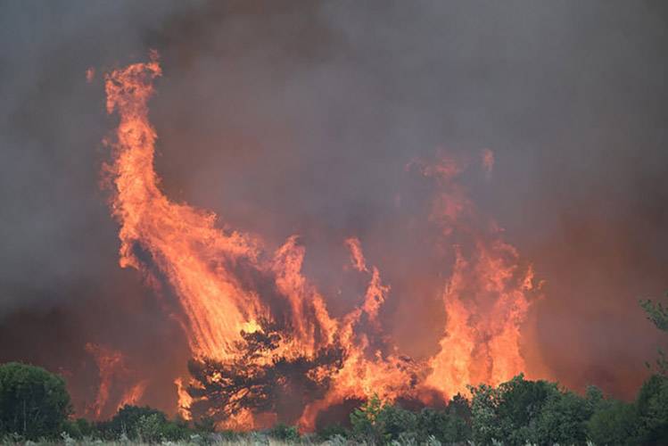 Çanaqqalada şiddətli yanğınlar davam edir - Daha 2 kənd boşaldıldı