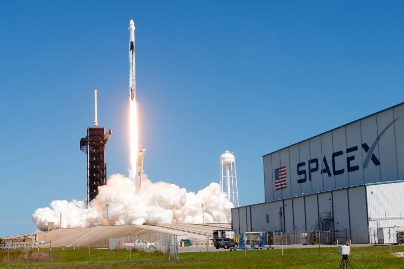 “SpaceX” daha 22 internet peykini orbitə çıxardı