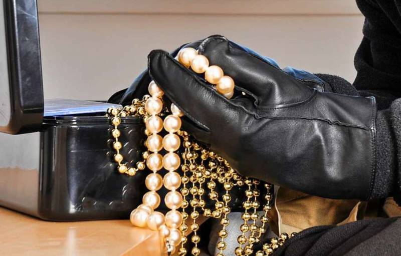 Dayə işlədiyi evdən 91 min manatlıq qızıl oğurlayan qadına və tanışına hökm oxundu