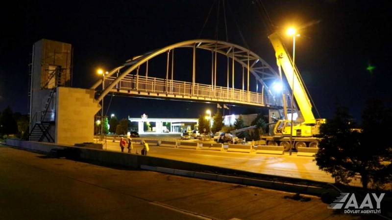 Yeni yerüstü piyada keçidinin inşası davam edir - VİDEO