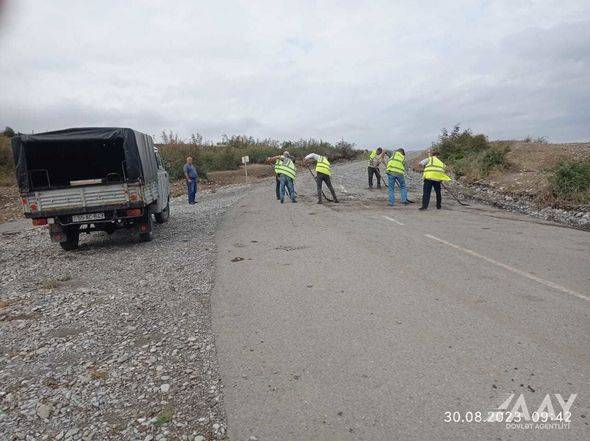 Sel suları Şəkidə yol infrastrukturuna və qurğularına ziyan vurub - VİDEO