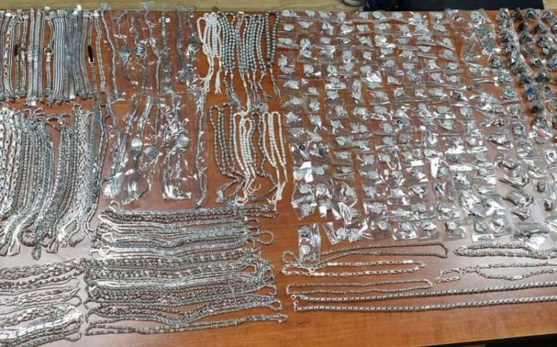 Azərbaycan gömrükçüləri 5 kiloqramdan çox gümüş zinət əşyaları aşkar edib - FOTO