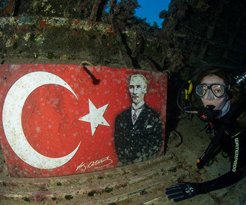 Qələbə gününü su altında qeyd etdi  