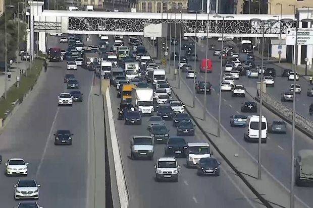 Bakıda nasaz avtomobil tıxaca səbəb oldu