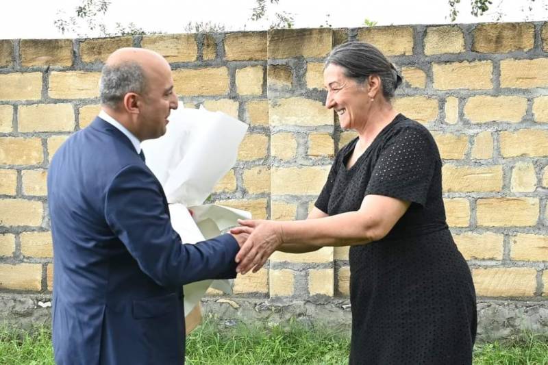 Nazir yüksək bal toplayan şəhid anası ilə görüşdü - FOTOLAR