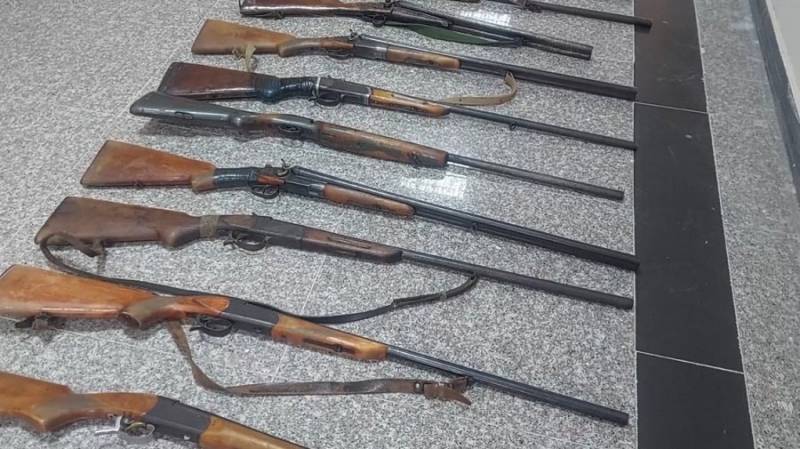 Gəncədə vətəndaşlar qanunsuz saxlanılan silahlarını polisə könüllü təhvil verdi