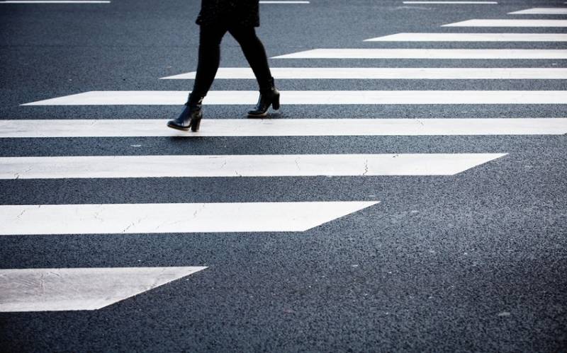 Bakıda yolu keçən piyadanı avtomobil vurdu