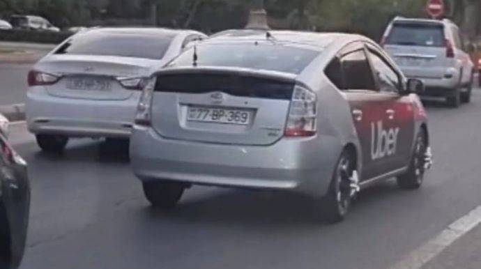 Müştəri səhv ünvana gedən “Prius” sürücüsünün qarnını dişlədi, sonra isə bıçaqladı