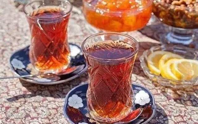 Azərbaycanda kişi çay içdiyi yerdə öldü 