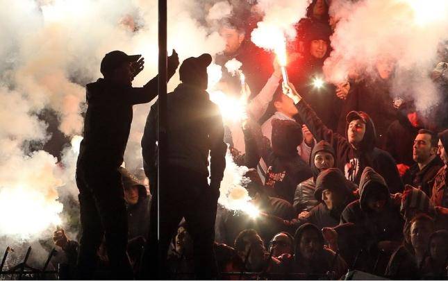 Yunanıstanda azarkeşlərə iki ay müddətinə stadion qadağası