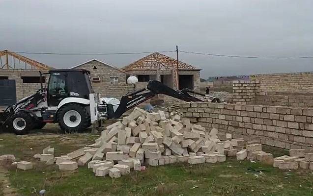 Qala və Buzovnada qanunsuz tikililər söküldü - VİDEO