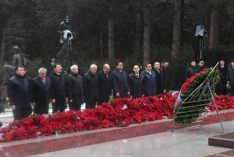 İqtisadiyyat Nazirliyinin kollektivi Heydər Əliyevin məzarını ziyarət etdi