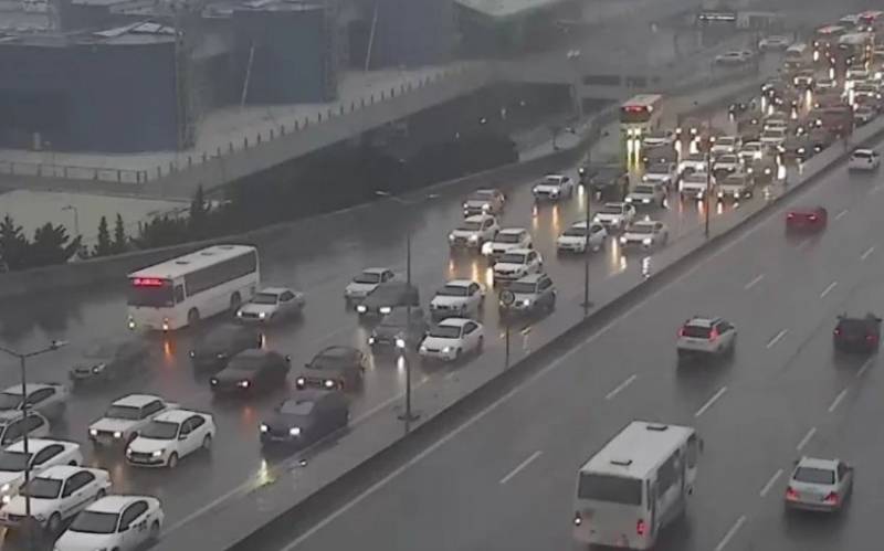 Bakının 15 yolunda tıxac var - SİYAHI