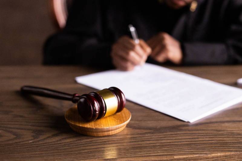 Sərnişin “Prius”un qarşısını kəsən şəxsi kürəyindən bıçaqladı