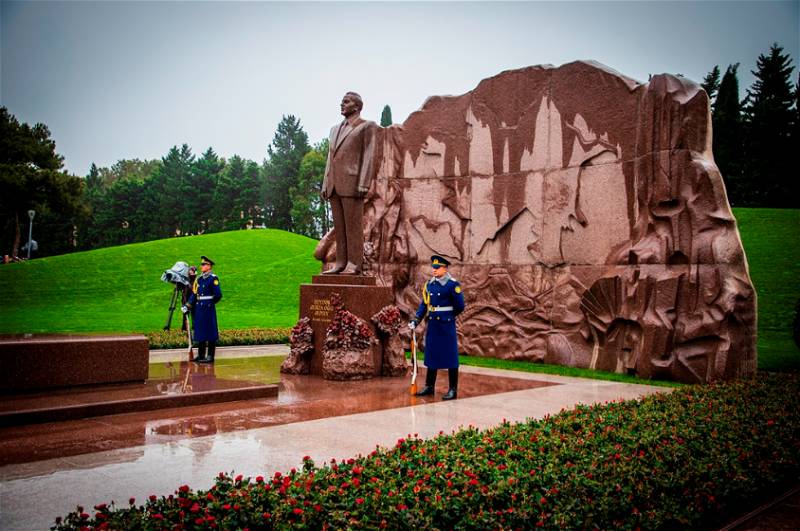 ADU-nun əməkdaşları Heydər Əliyevin məzarını ziyarət ediblər - FOTOLAR