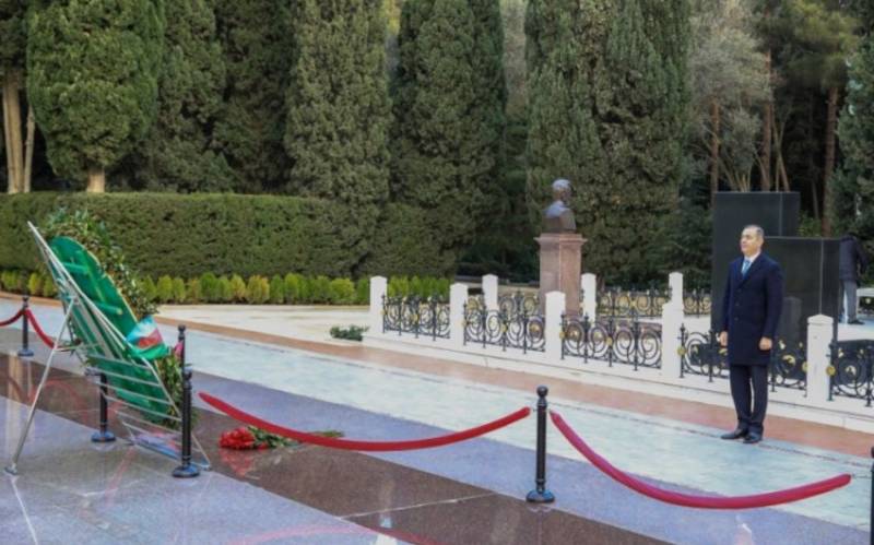 Dövlət Xidmətinin əməkdaşları Ümummilli Liderin məzarını ziyarət etdi - FOTOLAR